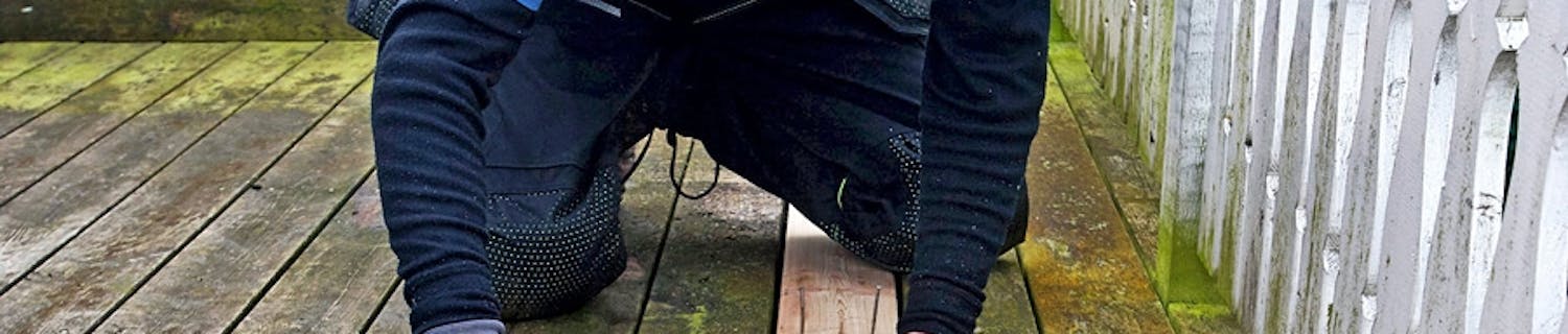 Det kan være lettere at få det nye bræt på plads, hvis du bruger et koben. Det kan være lettere at få det nye bræt på plads, hvis du bruger et koben.